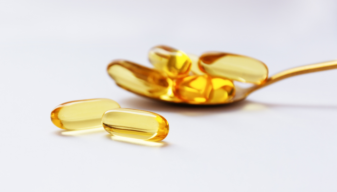 Omega 3 Kapseln auf einem Löffel