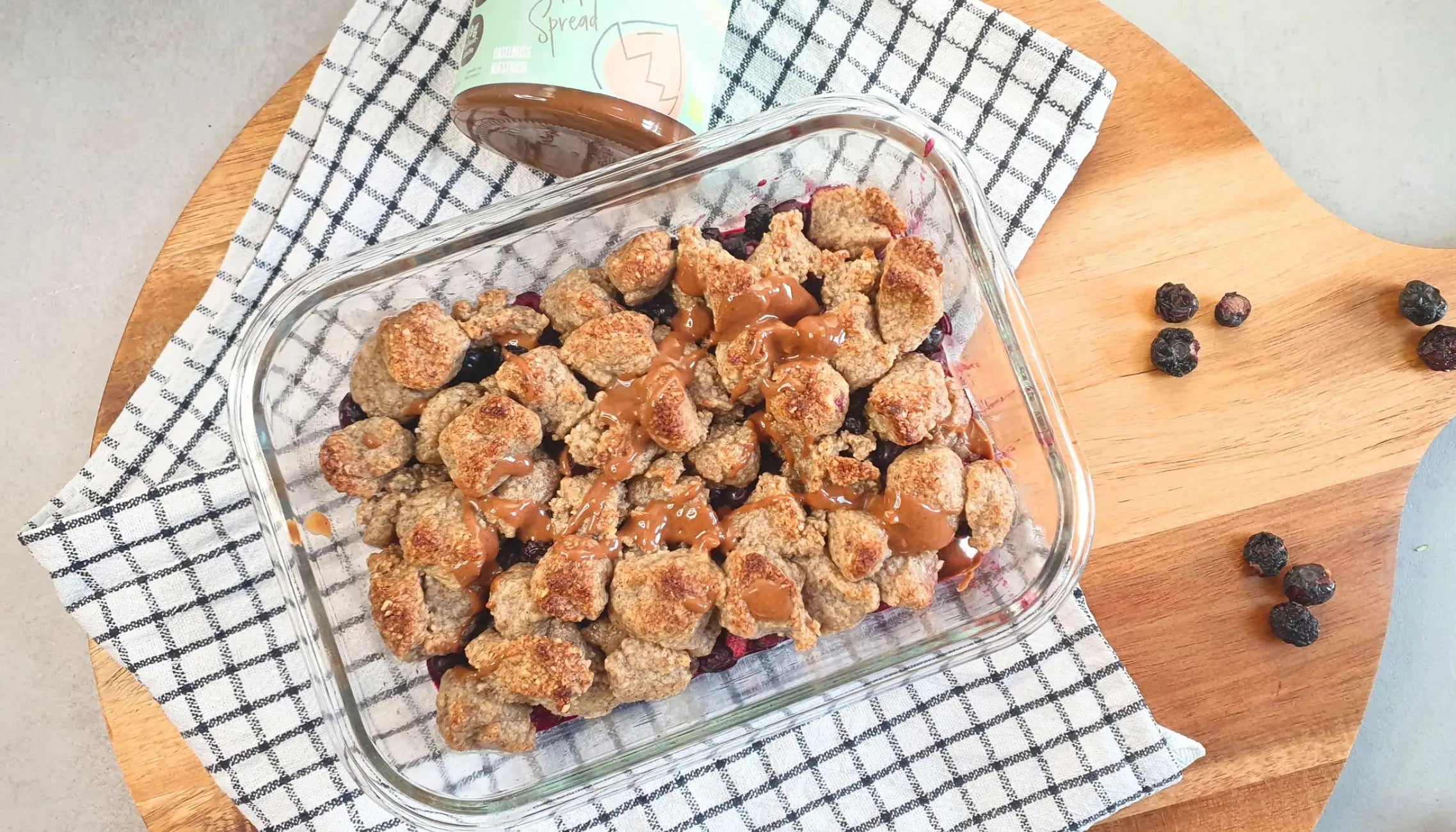 Veganer Beeren-Vanille-Crumble mit Creamy Hazelnut Spread Topping – fruchtiges Dessert ohne Industriezucker, ballaststoffreich und gesund gebacken.