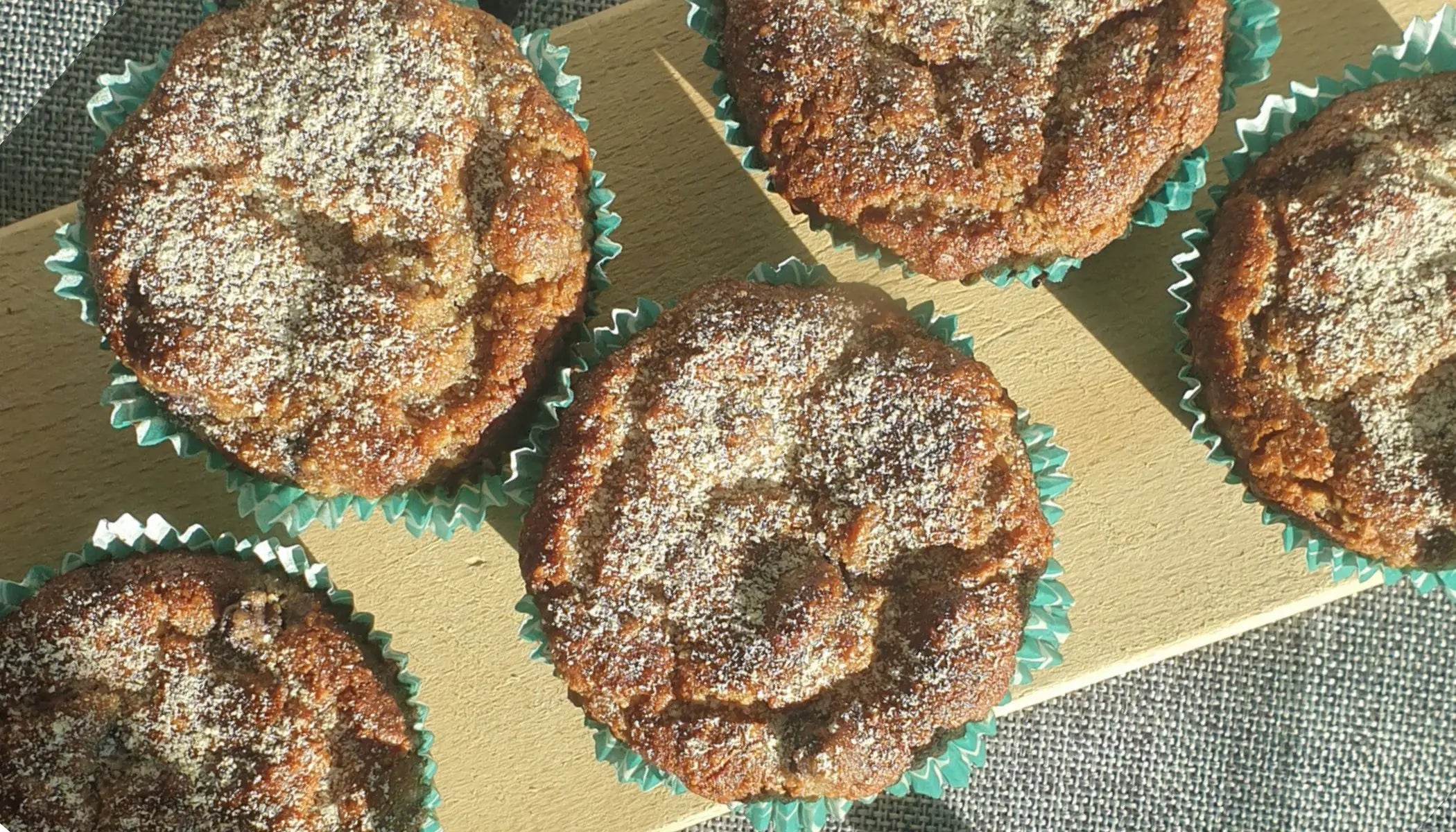 Veganes Blaubeer Muffins Rezept mit Sweet Blonde Cashew Schokolade – saftige Muffins ohne Industriezucker, ballaststoffreich und aus vollwertigen Zutaten gebacken.