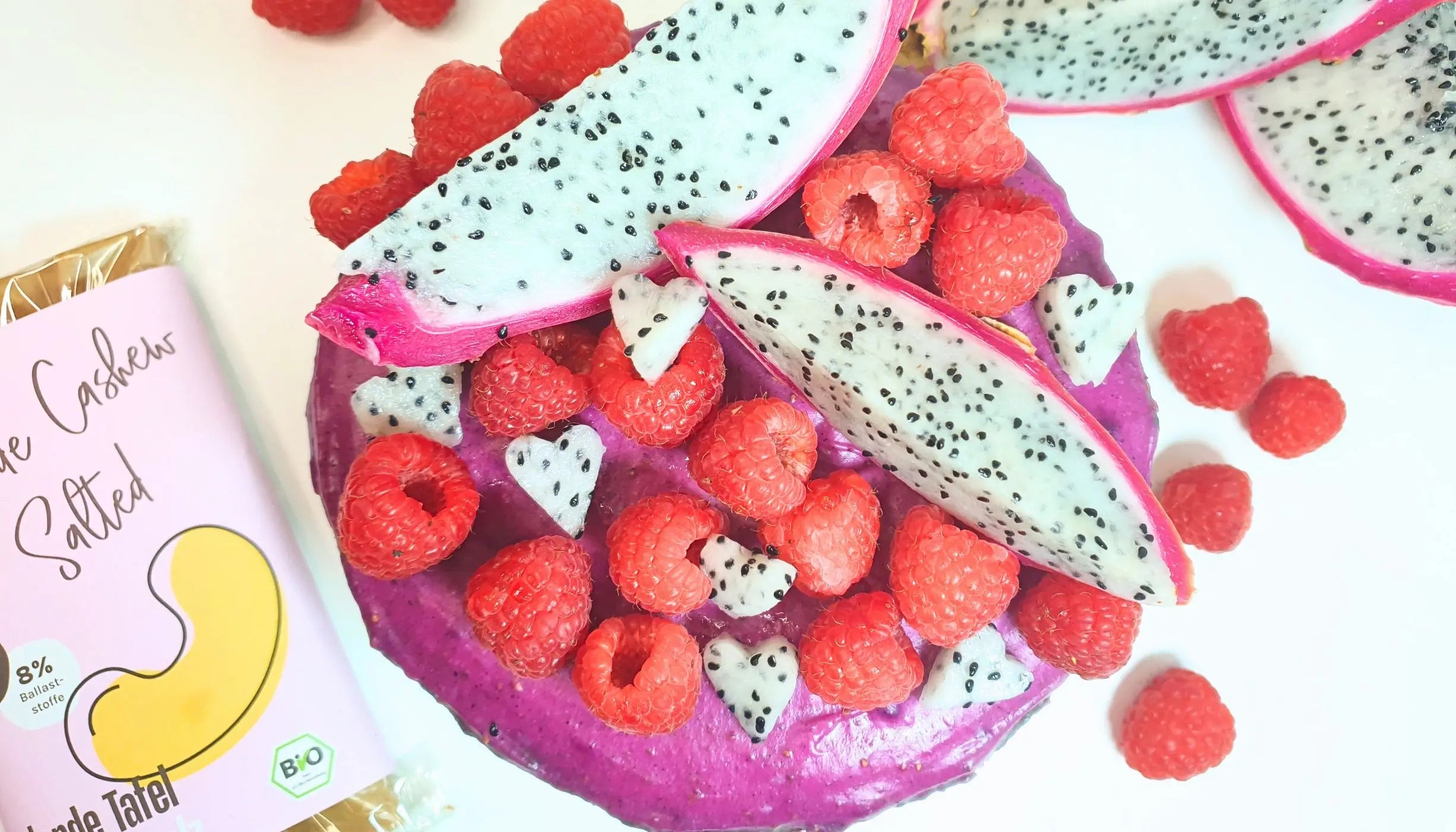 Vegane Pink Pitaya Torte mit Himbeere – fruchtige Drachenfrucht-Torte ohne Industriezucker, cremig, rosa und perfekt für den Valentinstag.
