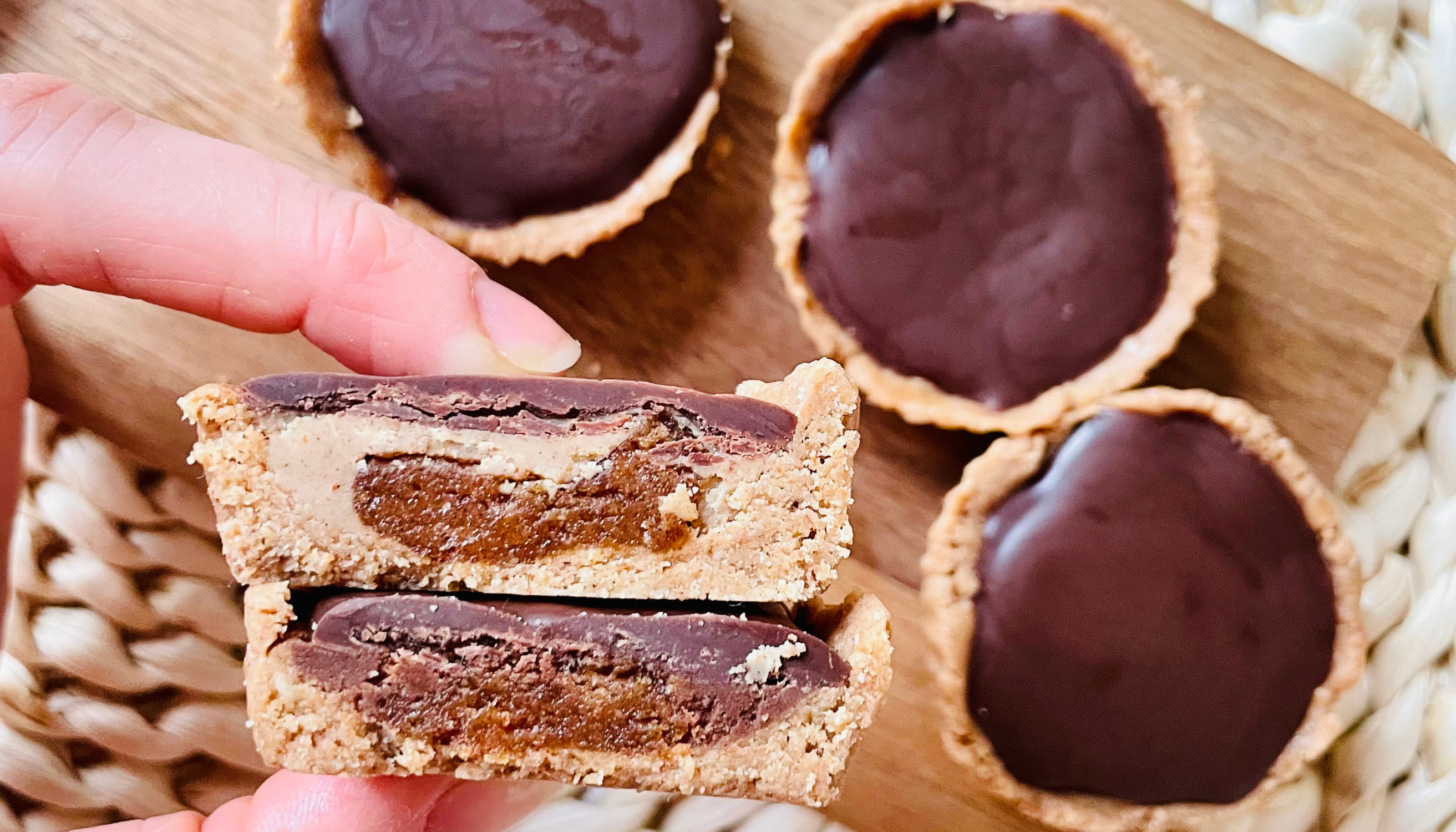 Nutbutter Cups mit Karamellfüllung