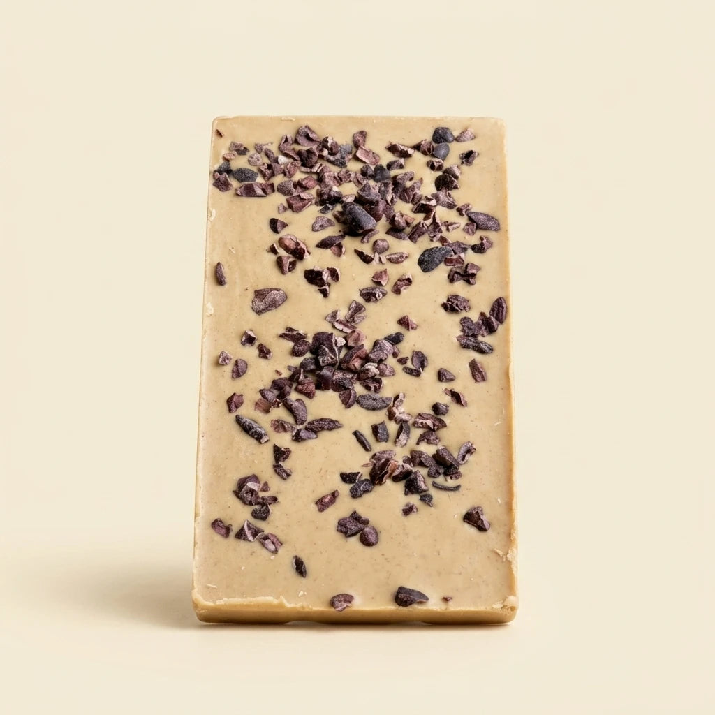 Belly Love Blonde Cashew Stracciatella Close-up – cremige blonde Schokoladentafel mit dunkelbraunen Kakaonibs, bio und industriezuckerfrei