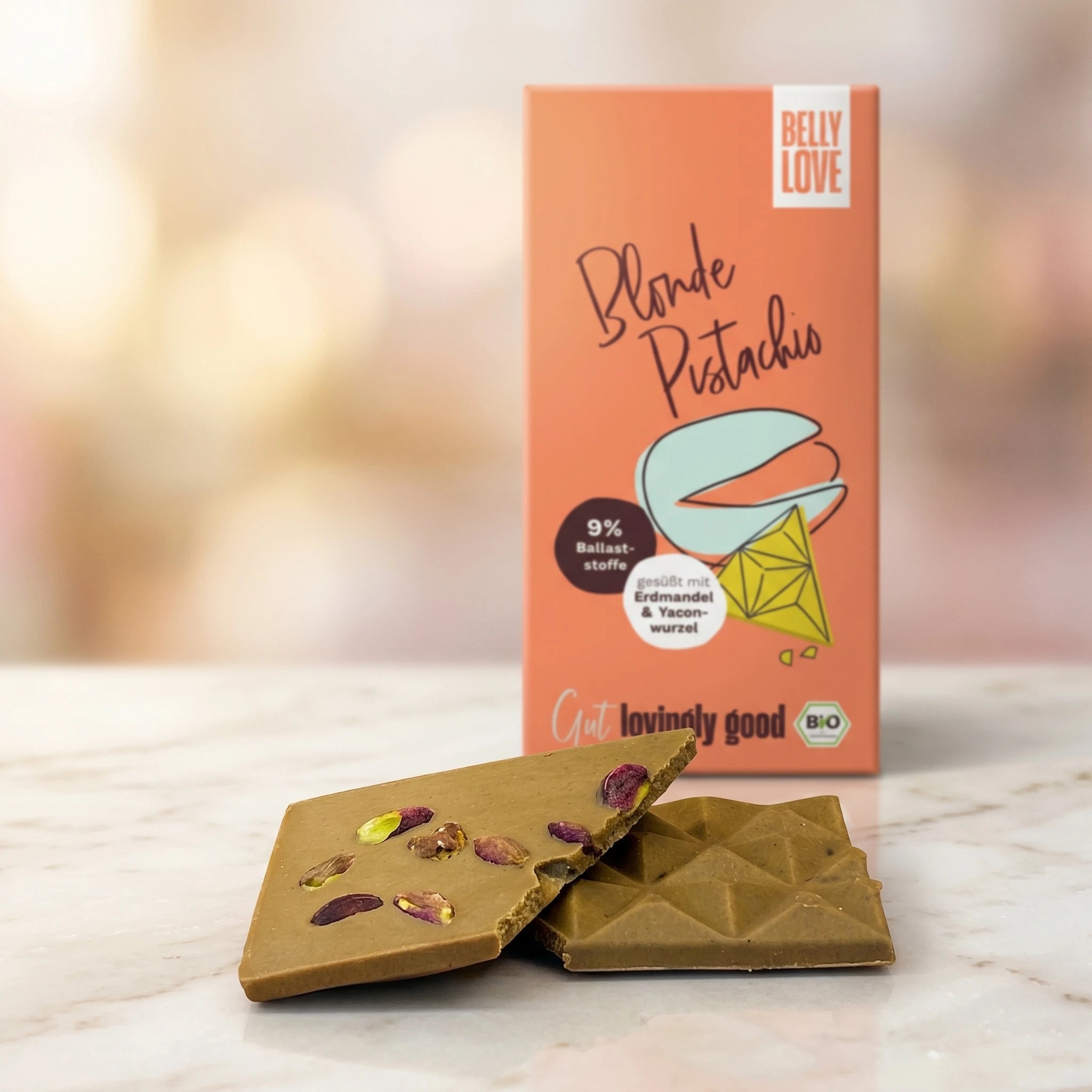 Belly Love Blonde Pistachio – Lifestyle Tafelstücke auf Marmor, industriezuckerfrei