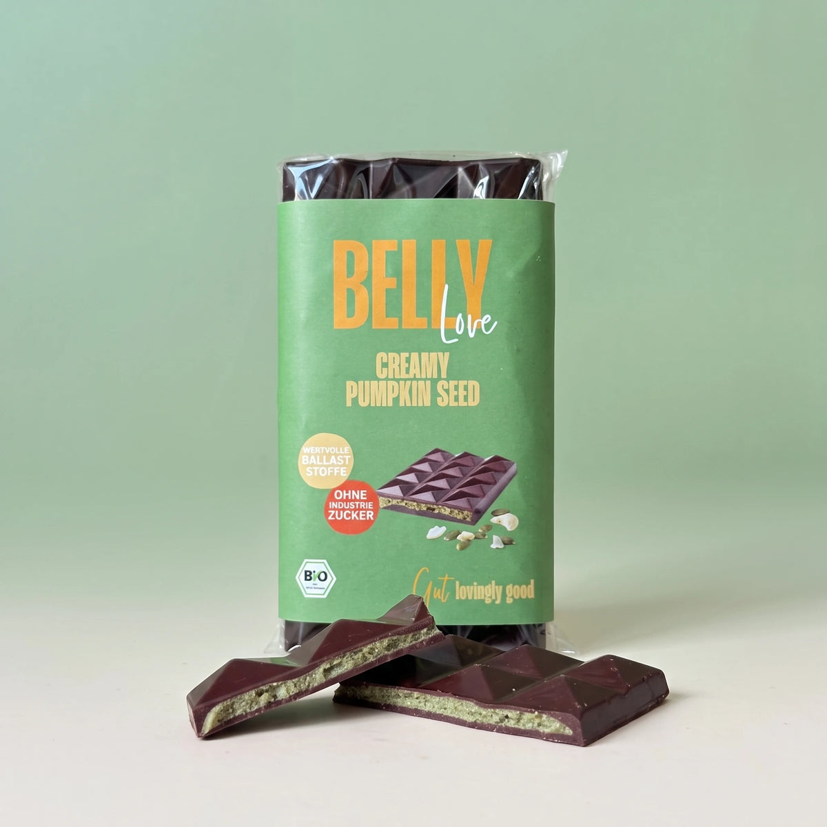 Belly Love Creamy Pumpkin Seed – Verpackung mit aufgebrochener Tafel, Kürbiskern-Füllung