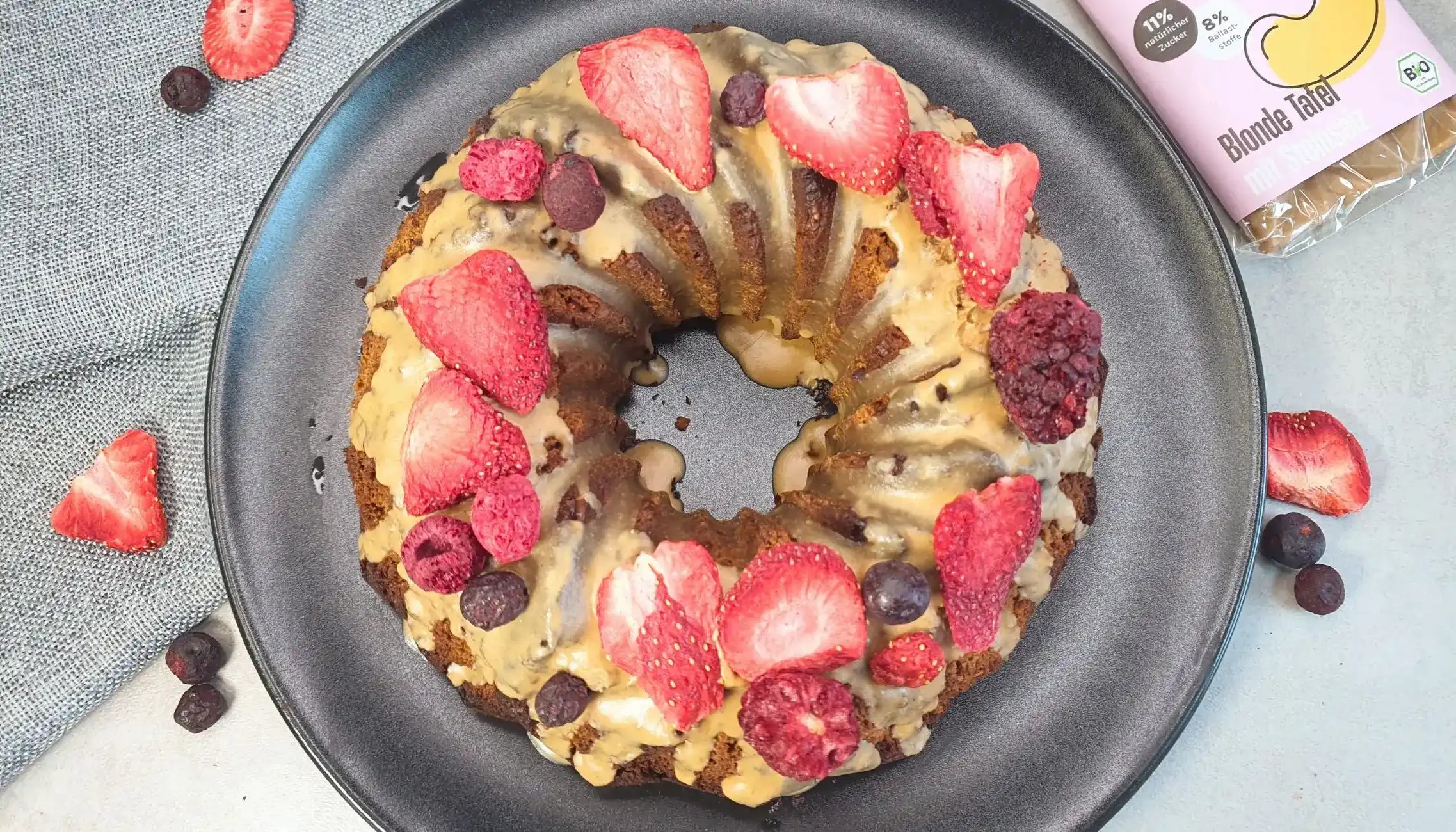 Veganer Blonde Cashew Gugelhupf mit industriezuckerfreier weißer Schokolade – saftiges Rezept für bewussten Genuss