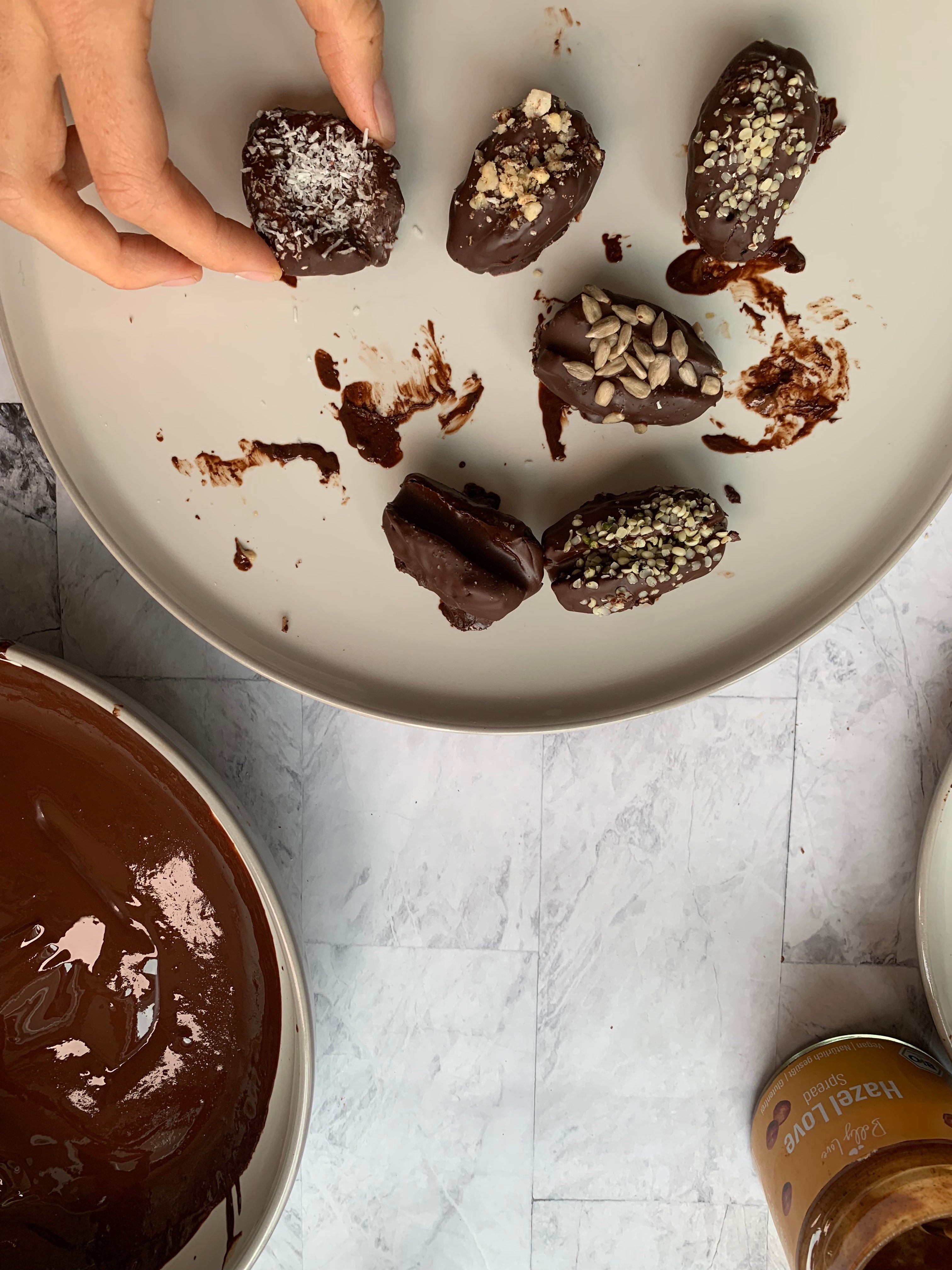 Gefüllte Dattelpralinen mit Schokoüberzug