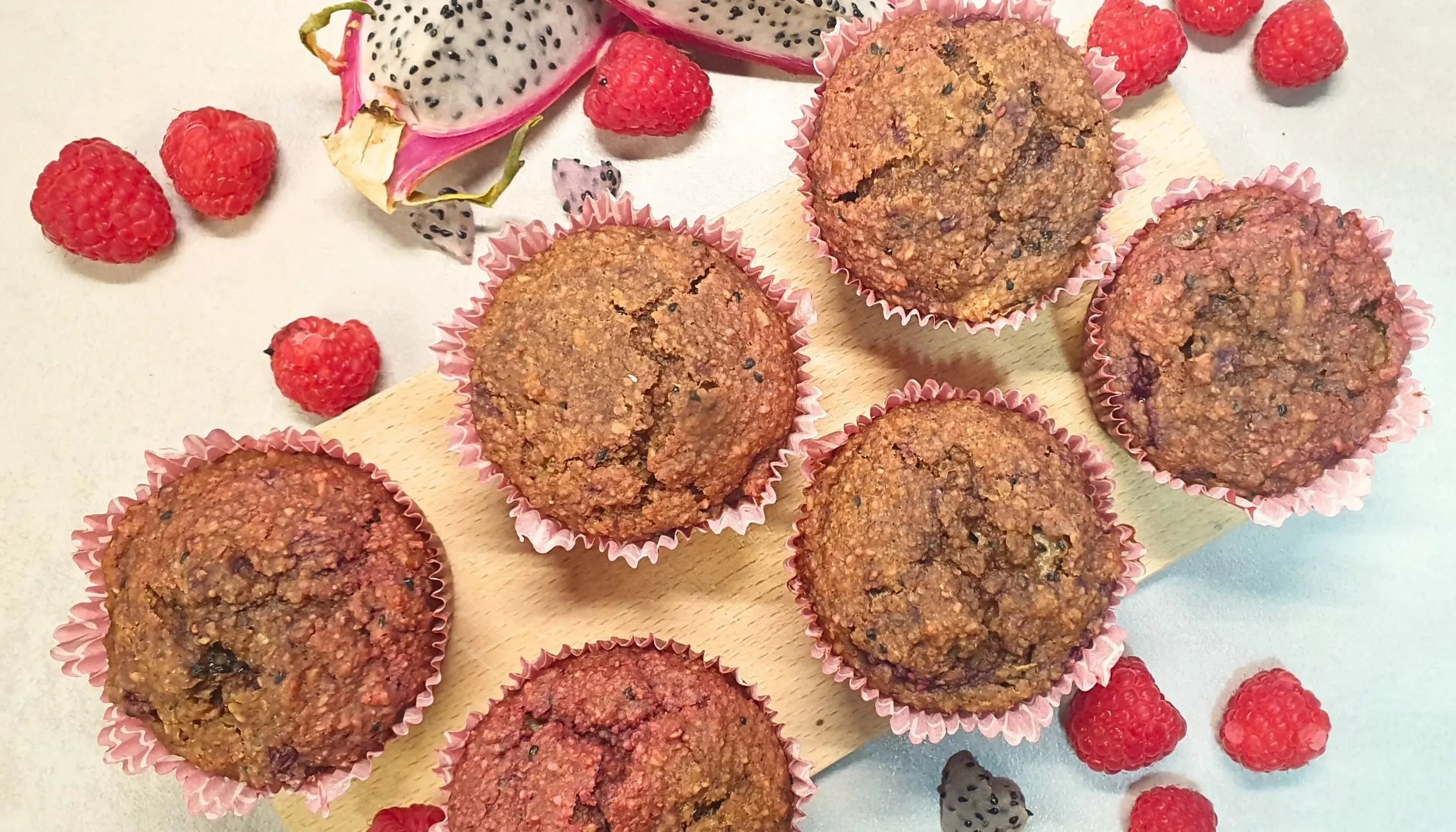 Vegane Pink Pitaya Muffins mit Himbeeren und Drachenfrucht – saftig, ballaststoffreich und ohne Industriezucker, perfekt für gesundes Naschen.