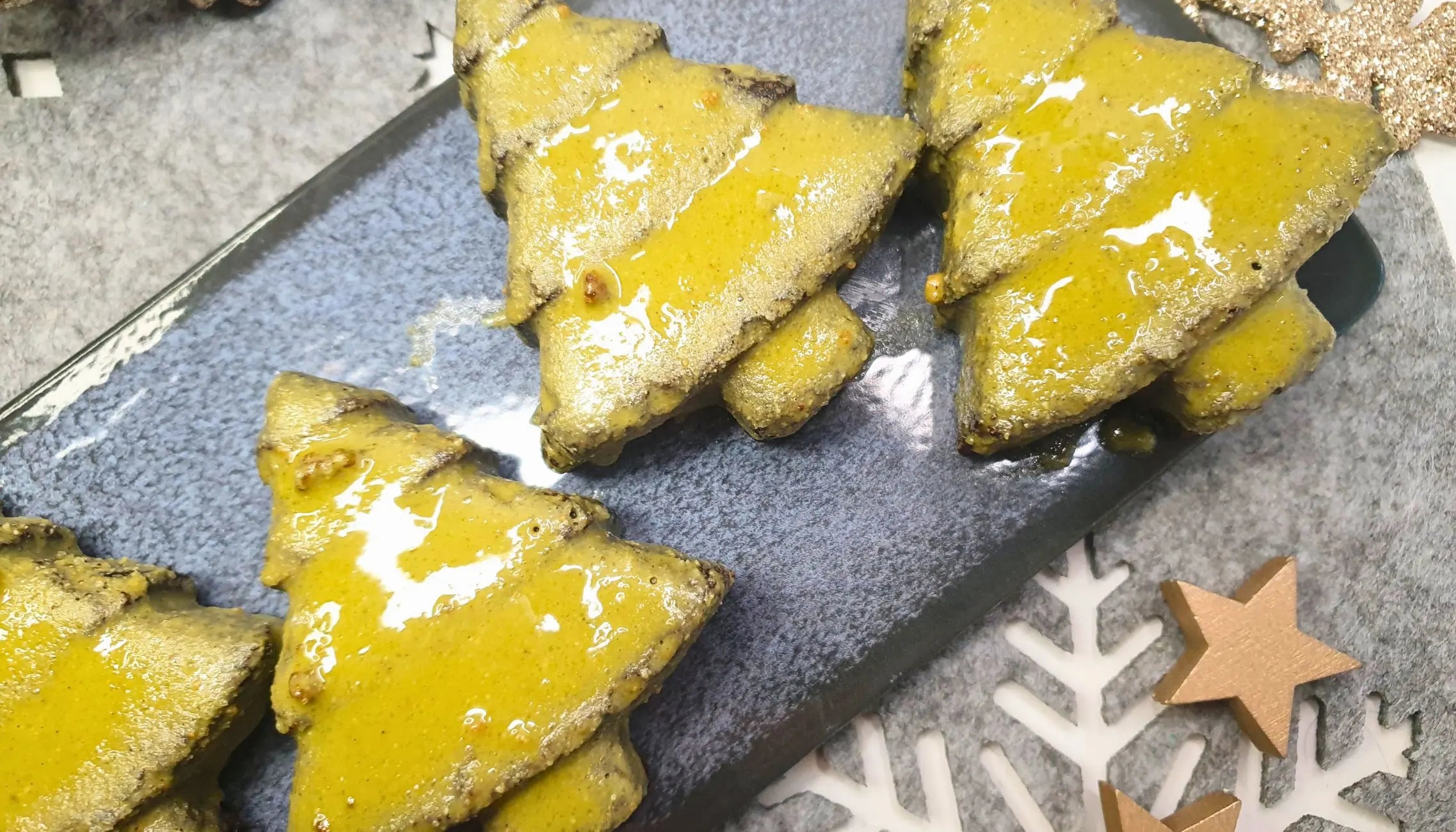 Pistazienkipferl in Tannenbaumform