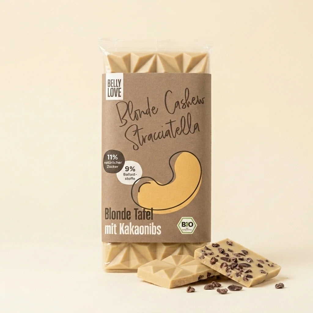 Belly Love Blonde Cashew Stracciatella Verpackung mit Tafelstücken – blonde Schokolade mit Kakaonibs, bio und industriezuckerfrei