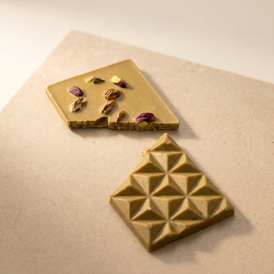 Belly Love Blonde Pistachio – Close-up Tafelstücke, Pistazien-Schokolade ohne Industriezucker