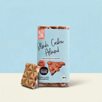 Belly Love Blonde Cashew Almond – Verpackung mit Schokoladenstücken, industriezuckerfrei