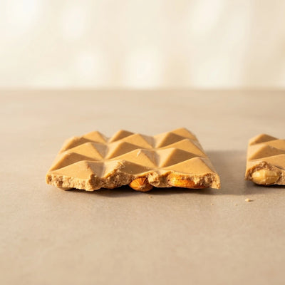 Belly Love Blonde Cashew Almond – Anschnitt mit Mandeln im Inneren, bio