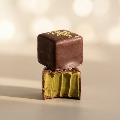 Belly Love Pistachio Pralinés – Würfelform mit Pistazien-Krümeln und grüner Ganache-Füllung