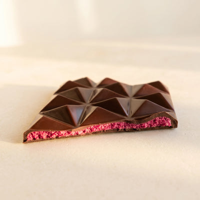 Belly Love Pink Pitaya Tafel Close-up – geometrische Pyramidenoberfläche, dunkle Schokolade
