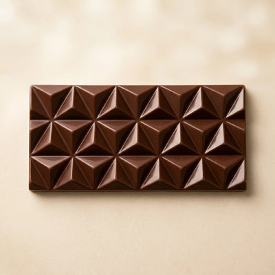 Belly Love Pure M!lk Tafel – Close-up geometrisches Muster, dunkle Milchschokolade, bio