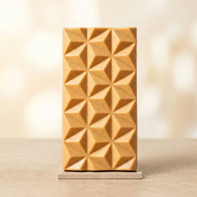 Belly Love Blonde Cashew Salted – Nahaufnahme Schokoladentafel, geometrisches Muster