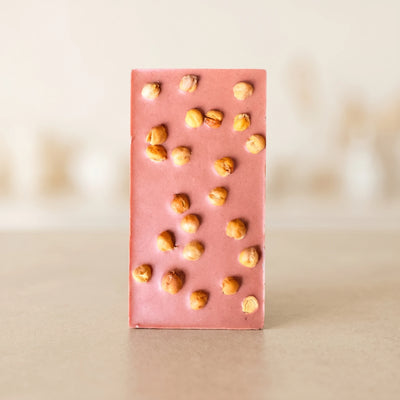 Belly Love Crunchy Strawberry – Close-up rosa Tafel mit Cashews, industriezuckerfrei, bio