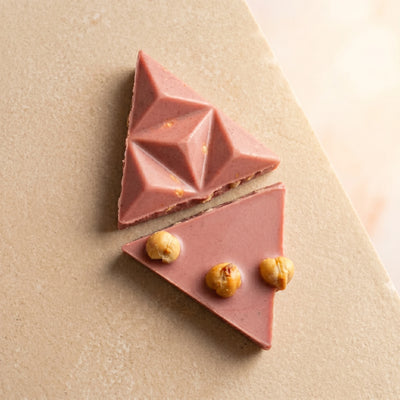 Belly Love Crunchy Strawberry – Anschnitt rosa Schokolade mit Cashew-Nüssen, ohne Industriezucker