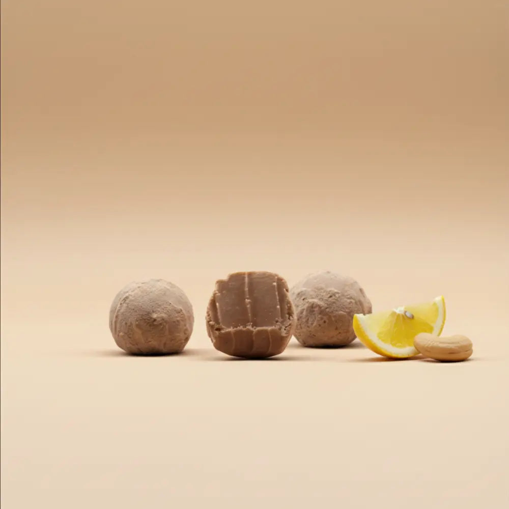 Offene Lemon Bliss Balls (wie Pralinen) mit Cashewmus und Zitrone, vegan, bio und zuckerrreduziert, mit Alternative zu weißer Schokolade, alternativ gesüßt.