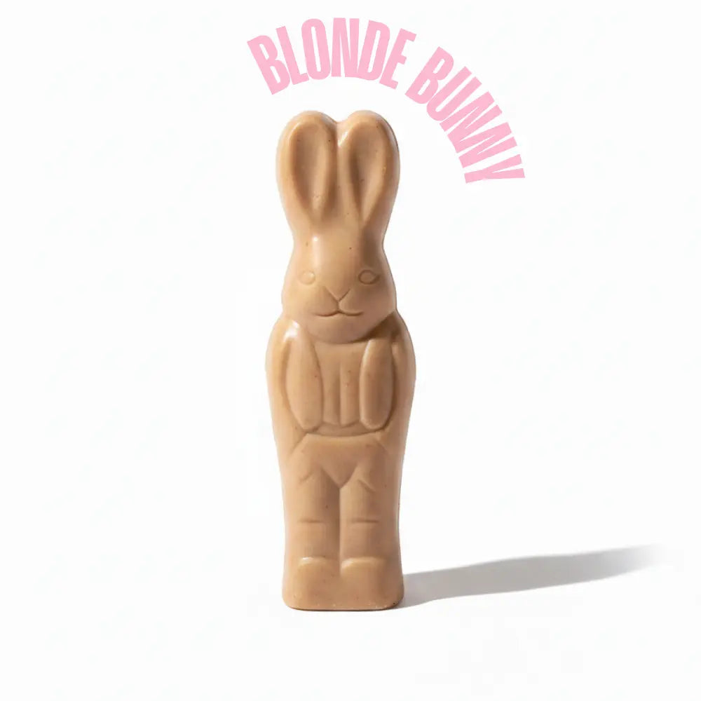 Blonder Belly Love Osterhase mit unserer Alternative zu weißer Schokolade. Ohne Zuckerzusatz, mit Erdmandeln, Yaconwurzel und Dattel gesüßt, viele Ballaststoffe und vegan.