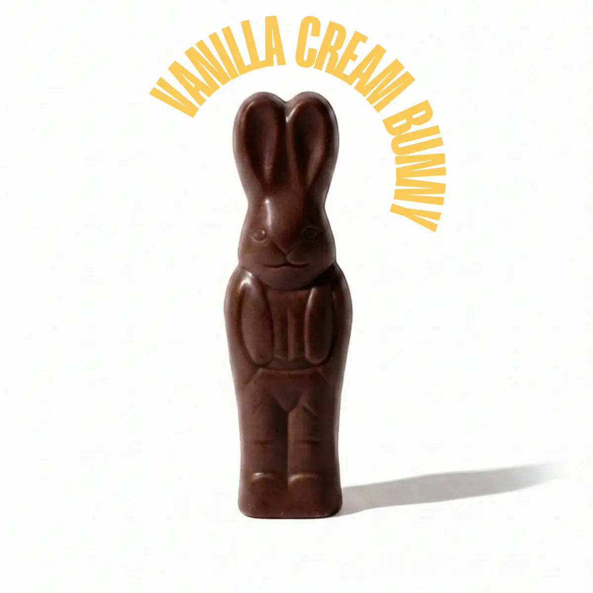 Osterhase mit unserer industriezuckerfreien Alternative zu herkömmlicher Schokolade und Füllung wie Keksteig mit Vanille.