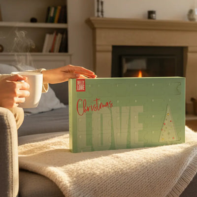 Adventskalender in der Morgensonne mit Hand zuckerreduziert vegan bio 