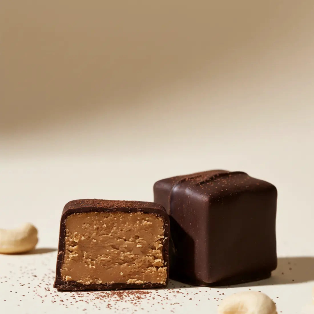 Nahaufnahme von angeschnittener Cookie Dough Praline von Belly Love