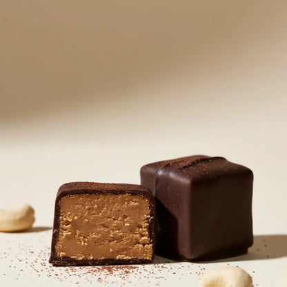 Nahaufnahme von angeschnittener Cookie Dough Praline von Belly Love