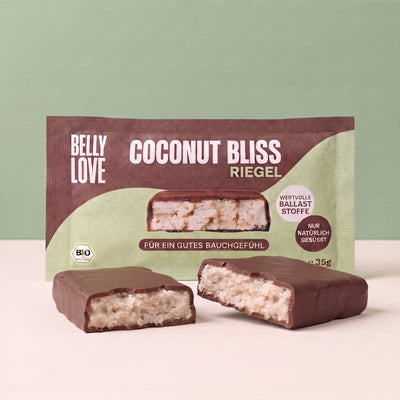 Coconut Bliss Riegel aufgeschnitten  von Belly Love mit Verpackung. Industriezuckerfrei, ballaststoffreich, bio und vegan