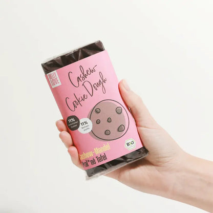 Belly Love Cookie Dough Tafel in der Hand – industriezuckerfrei, clean label, mit Cashewmus, Yaconwurzel und Datteln.