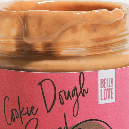 Detailaufnahme des Belly Love Cookie Dough Spread – extra cremig, bio, vegan und natürlich gesüßt mit Erdmandeln.