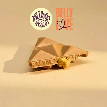 Belly Love Crunchy Spekulatius Tafel – cremige Bio-Schokolade mit Kichererbsen, clean label und natürlich gesüßt.