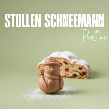 Stollen Schneemann Praline von Belly Love vor klassischem Weihnachtsstollen – natürliche Zutaten und sanfte winterliche Süße.
