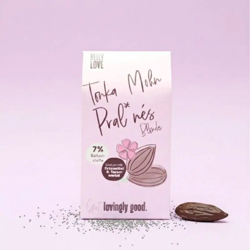 Belly Love Tonka Mohn Pralinen – industriezuckerfreie, clean label Pralinen mit vielen Ballaststoffen, gesüßt mit Erdmandeln, Yaconwurzel und Datteln für bewussten Genuss. Mit unserer Version einer weißen Schokolade.