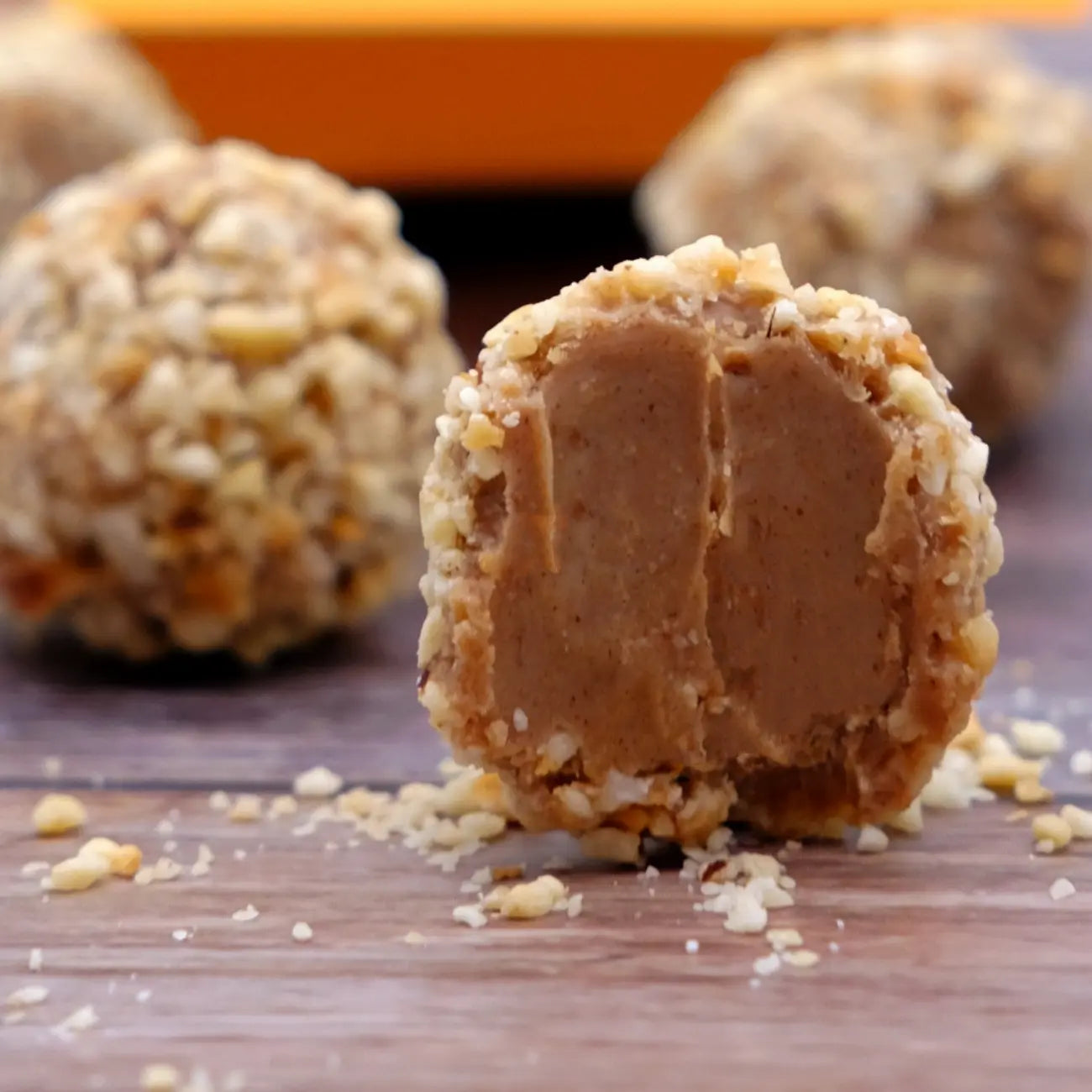 Crunchy Haselnuss Bliss Ball von Belly Love als Kugel mit knuspriger Hülle – innen cremig, ohne Industriezucker