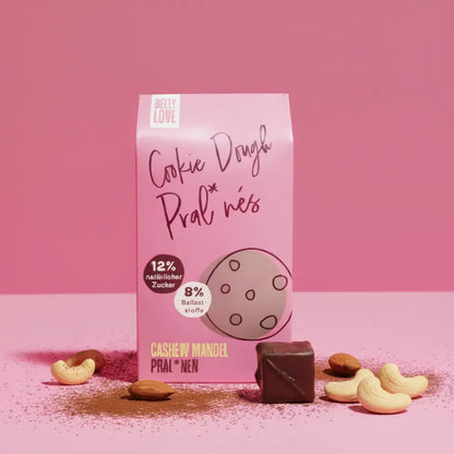 Diese Pralinen mit dunkler Schokolade und Cookie Dough Füllung aus Cashew & Mandel sind ohne Industriezucker