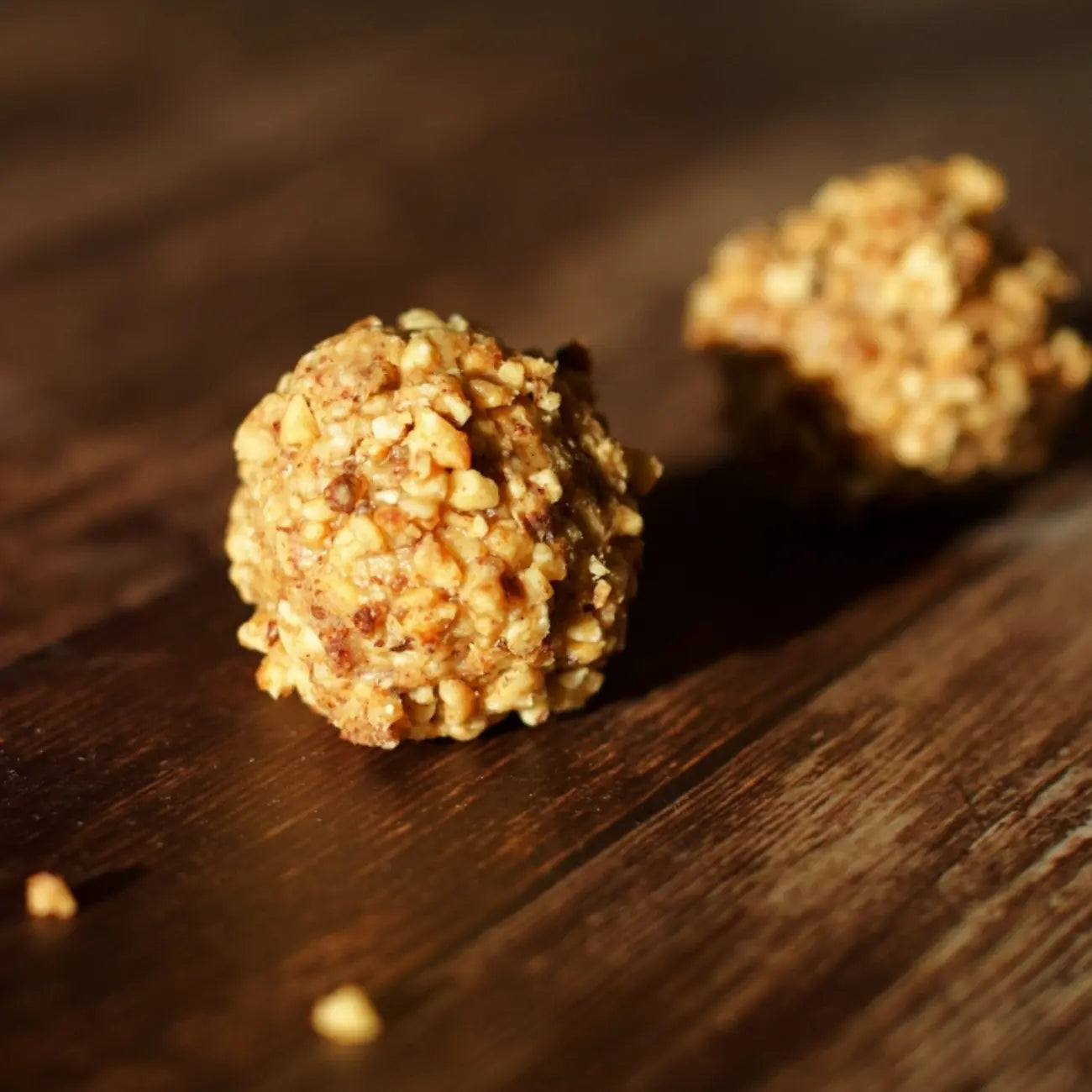 Crunchy Haselnuss Bliss Ball von Belly Love als Kugel mit knuspriger Hülle – innen cremig, ohne Industriezucker