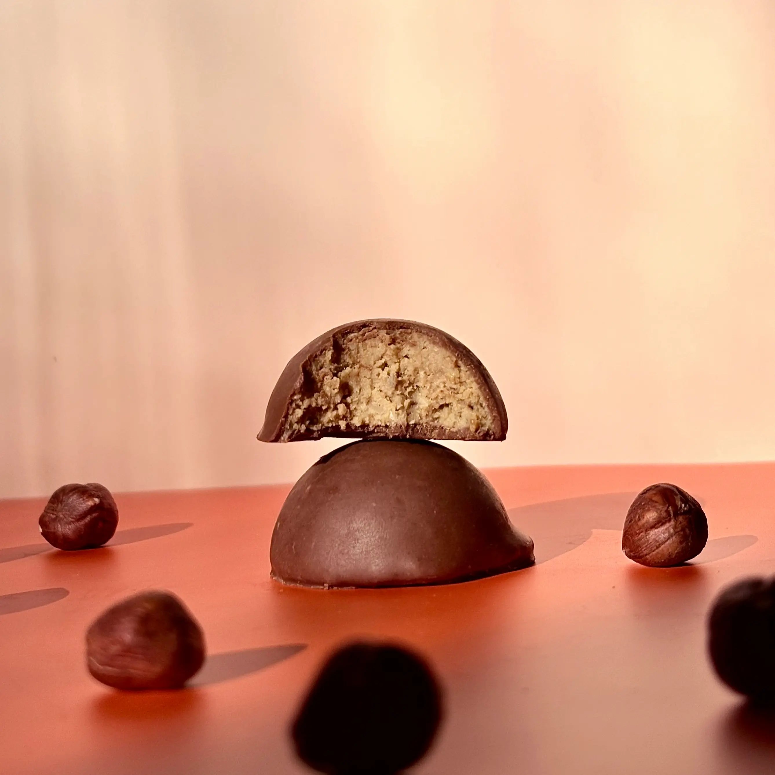 Belly Love Hazel Bites – angeschnittene, cremiger crunchy Haselnuss-Praline ohne Industriezucker mit unserer Version einer veganen Milchschokolade. Mit natürlicher Süße.